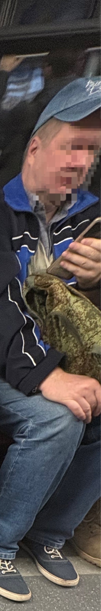 В 14:16 на подъезде к станции метро Лесная мужчина на фот?...