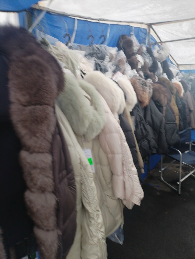 На территории Октябрьского рынка по ул. ЛОПАТИНА Д. 11 с ...