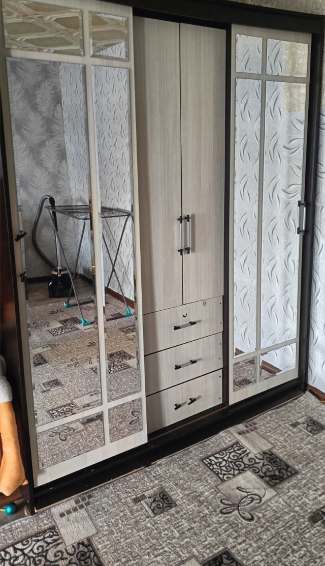 Анонимно. Продам шкаф цена 5т.р
Тел 89878630797