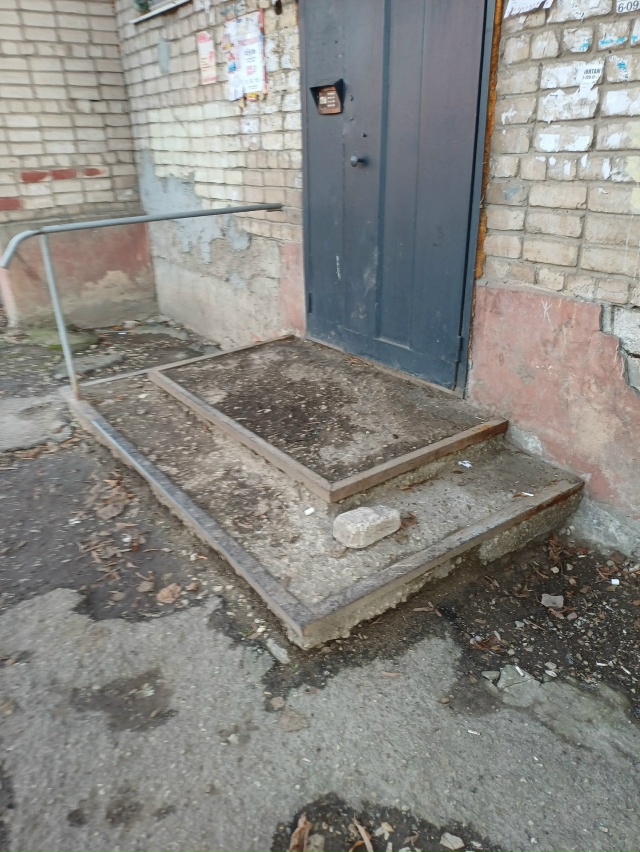 Состояние входных групп подъездов рыльская 3 , люди вых...