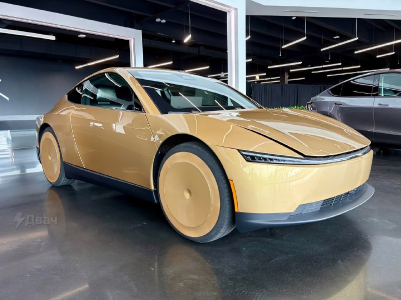 Tesla выкатила первый серийный электрокар без руля и педалей — Cybercab
В салоне машины остался тол