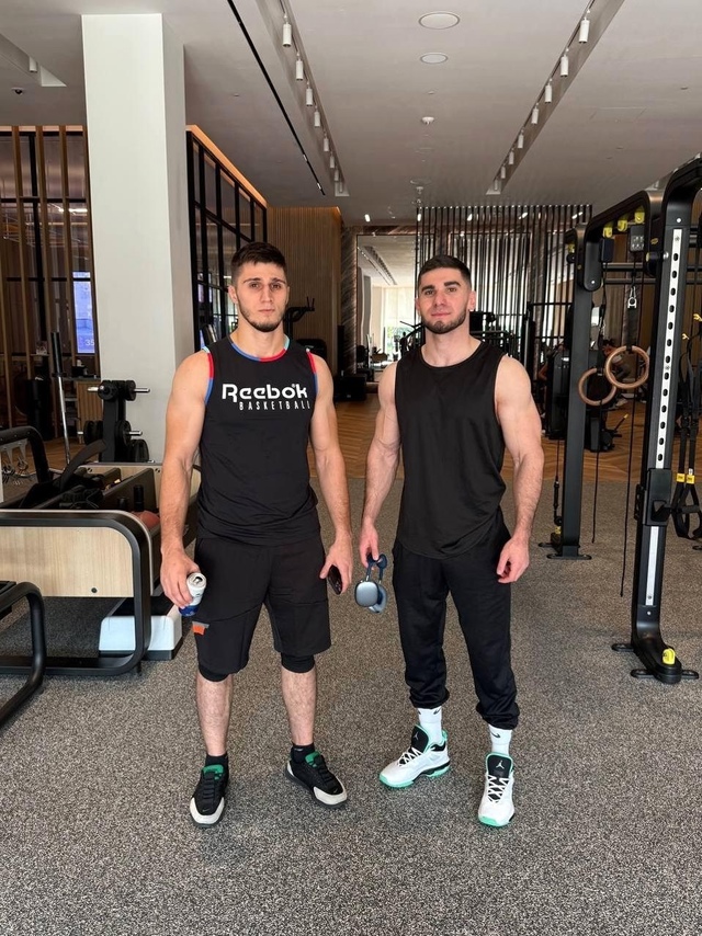 🤝Асхаб Тамаев вместе со своим братом Хизиром
«Челове...