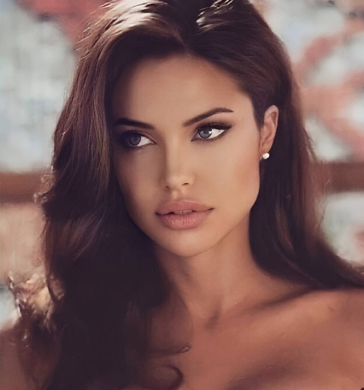 Это я веду себя в одиночестве загадочно и женственно, зная, что когда придет моя лп, мой смех будет