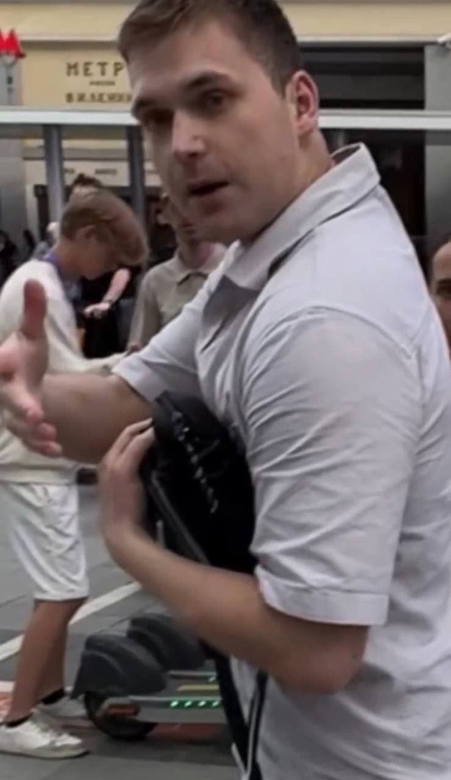 😡 В Москве мужчина ударил девушку за отказ познакомит...