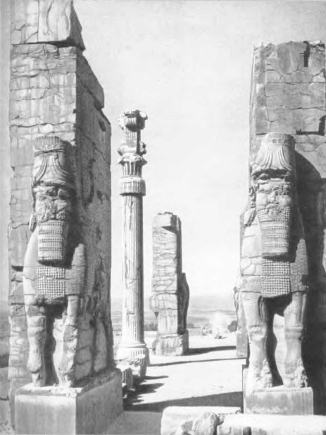 Археолог Фридрих Крефтер стоит у древних ворот Персеп?...