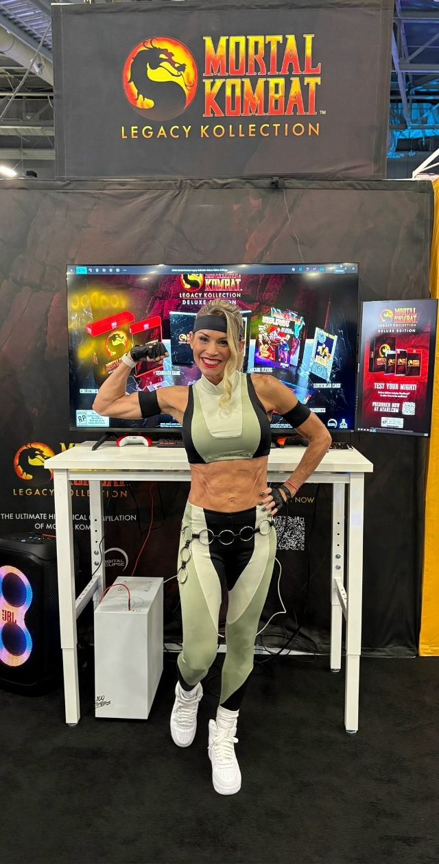 55-летняя Керри Хоскинс, актриса Сони Блейд из Mortal Kombat 3, ...