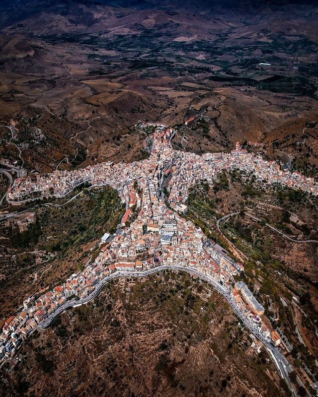 Центурип на острове Сицилия, Италия.