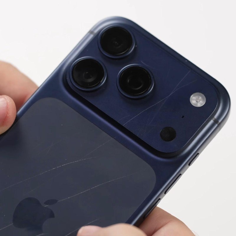 📱 Первые кадры iPhone 17 Pro Cреди цветов появится новый оранжевый. Как раз под цвет пакетов из ЦУМ