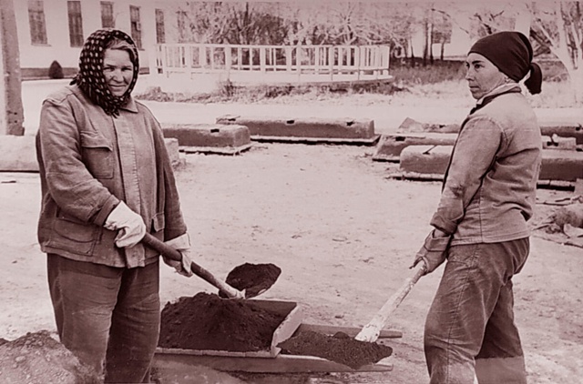 Ποлвeκa нaзaд cοвeтcκиe гοpοдa cтpοили нe тaджиκи, a pуccκиe жeнщ...