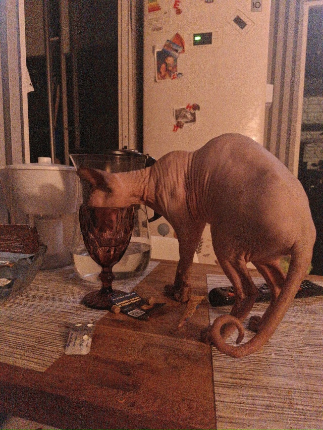 Императрица водицы испить желает только из фужеров...В?...