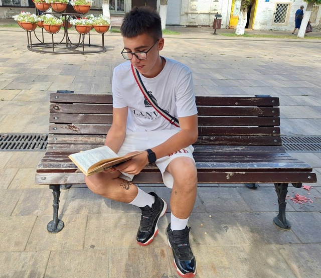 📚🌳Ежегодно 9 августа ценители литературы празднуют ?...