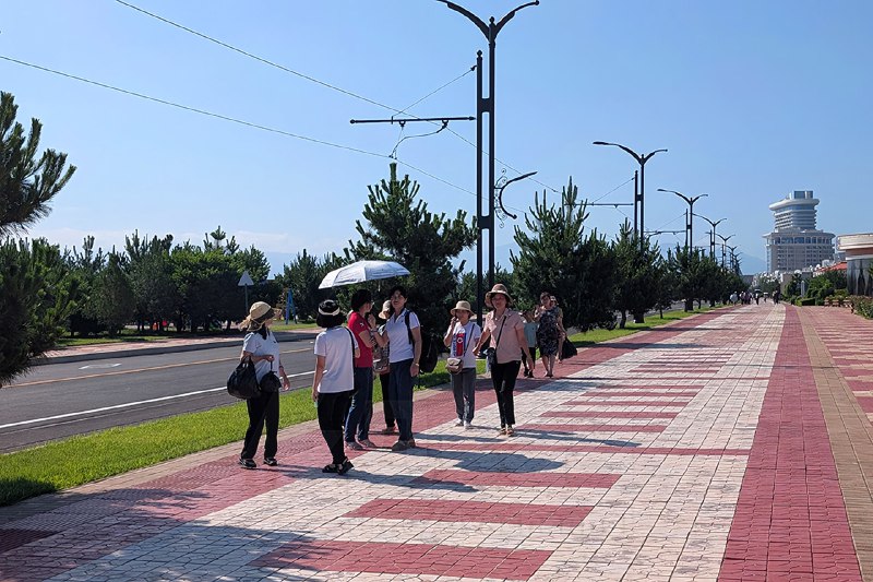 Российские туристы в восторге от отдыха в КНДР. Что? Да!
Курорт Вонсан-Кальма удивил не только пляж
