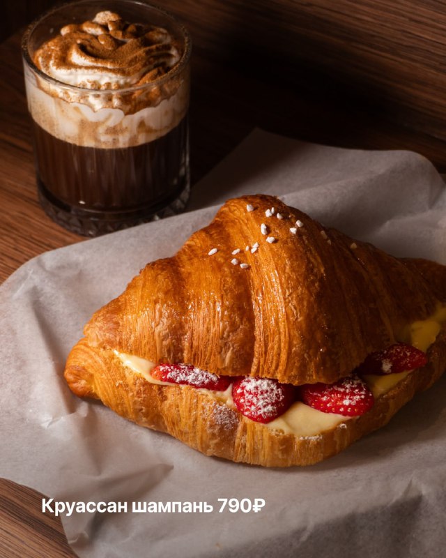 В Croissant Atelier завезли высокоранговые круассаны с икрой за 2490₽.
А ещё в новогоднем меню есть