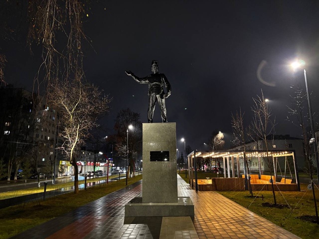 «Ось времени» в вечернем свете