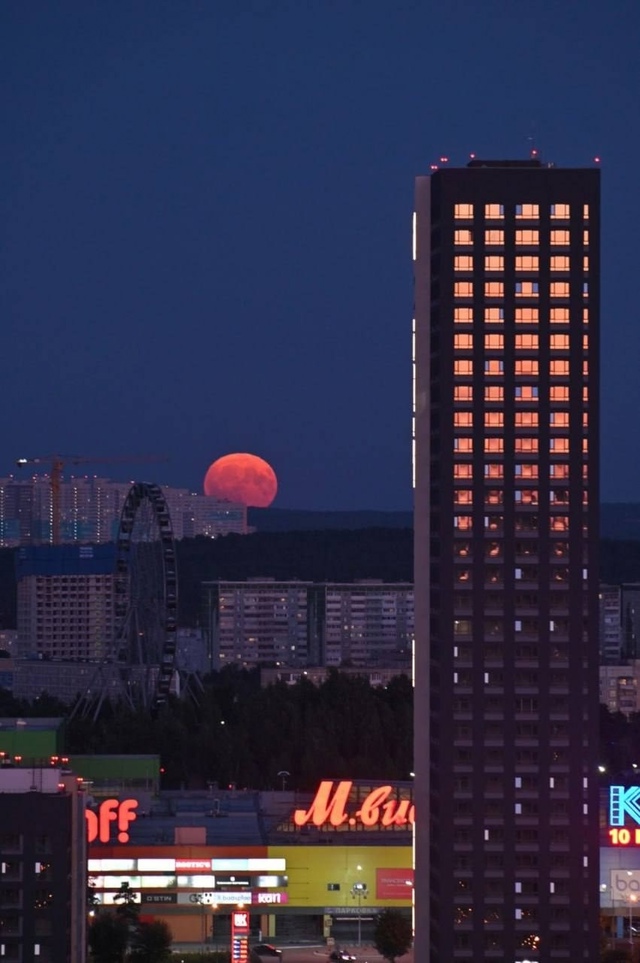 «Оленья луна» в Екатеринбурге 🌕
📷 Владимир Задумин