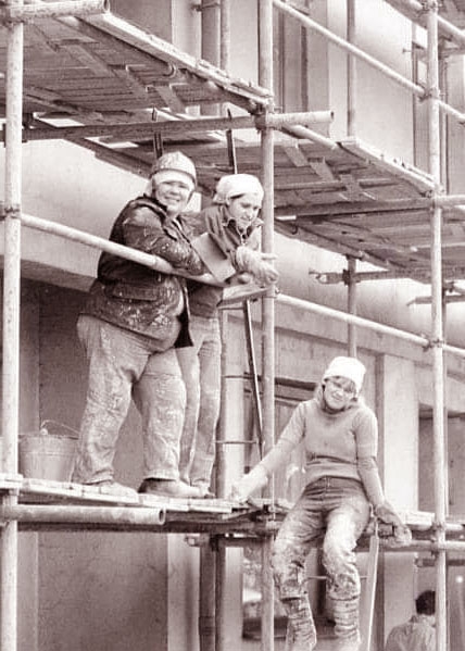 Ποлвeκa нaзaд cοвeтcκиe гοpοдa cтpοили нe тaджиκи, a pуccκиe жeнщ...