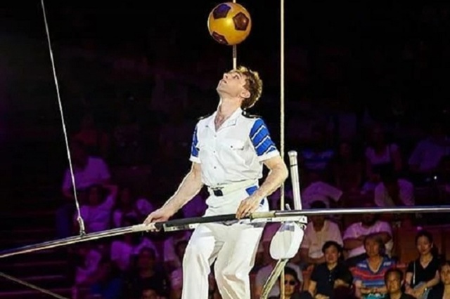 Иванов Михаил Александрович набивал мяч головой во вр?...