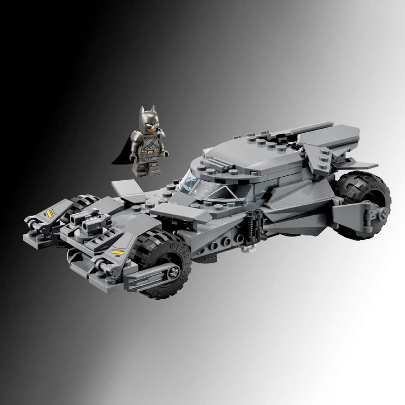 Новая порция игрушек для 35-летних мальчиков 🤔
LEGO показала сразу 5 Бэтмобмилей разных эпох. Самый