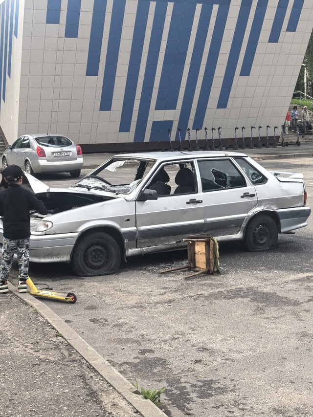 Танцы на машине закончились полным ее разгромом.
🎈 Ск...