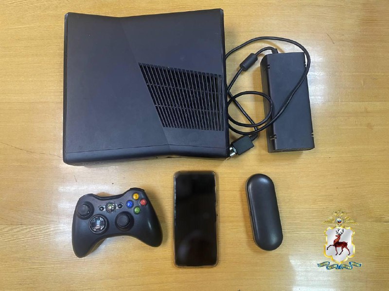 В Нижегородской области 29-летний мужчина с ножом ограбил соседа ради Xbox и наушников.
Он ворвалс