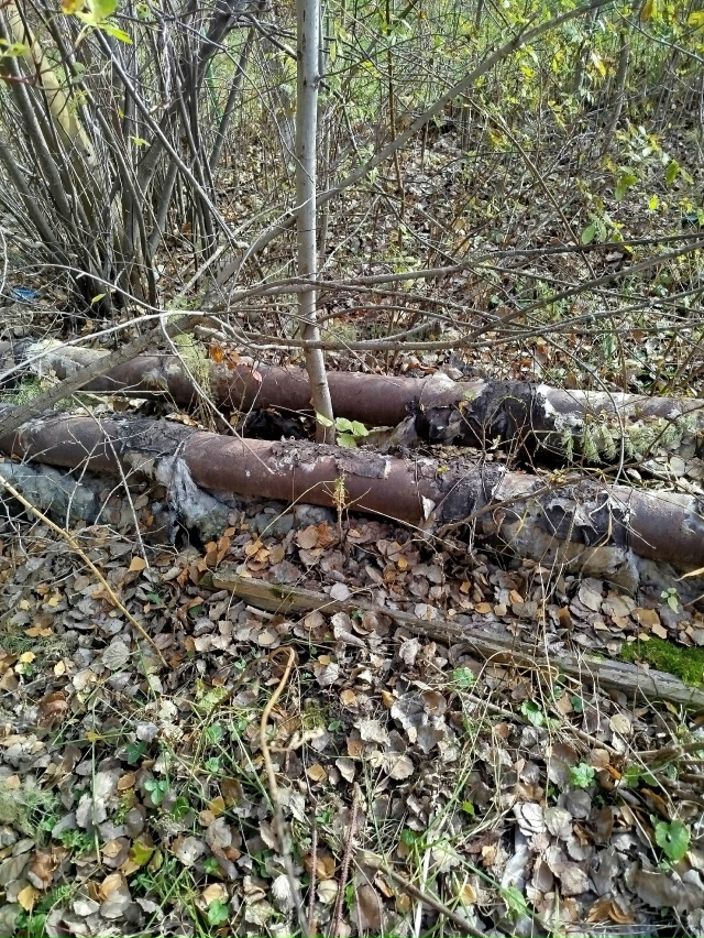 на улице Кирова 43, всё ещё не обмотаны. Много лет стоят ?...