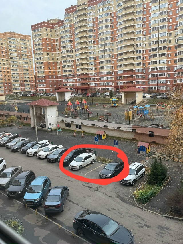 Сегодня ночью угнали машину в промежутке
22-23:40 , стояла ...