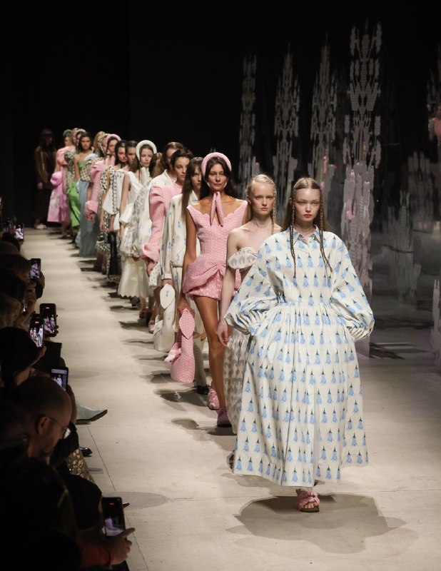 👗 Около 70% участников Московской недели моды составили столичные бренды
Всего свои коллекции показ