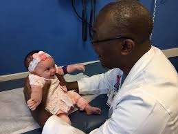 Нигерийский врач-хирург, Dr. Oluyinka Olotoye, провел уникальну?...