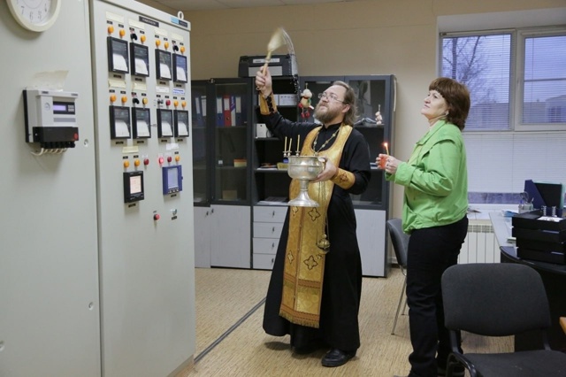 В Госдуме предложили освящать офисы для укрепления ко?...