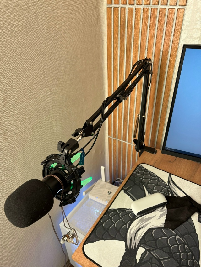 Фото 1-2. Продам мини холодильник- 7.т. р и стенка под тв н?...