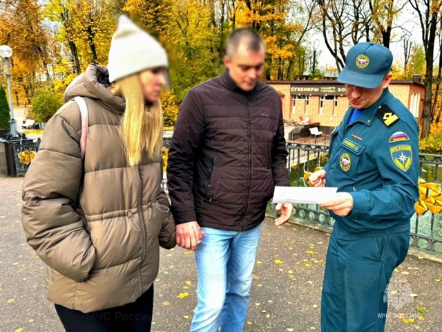 Сотрудники МЧС России проводят беседы с населением о б...