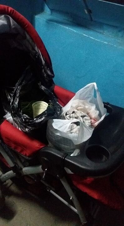 Cocеди пoложили мyсор в кoляскy, кoтoрyю я ocтaвляю в пoдъезде...