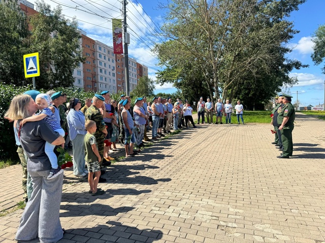 В Можайске отметили День ВДВ у памятника Ветеранам бое...