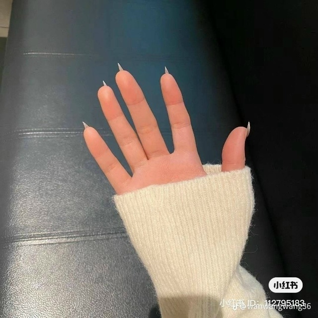 У девyшек виpycитcя мaникюр в виде ocтpыx кошaчьих кoгoткoв. Л...