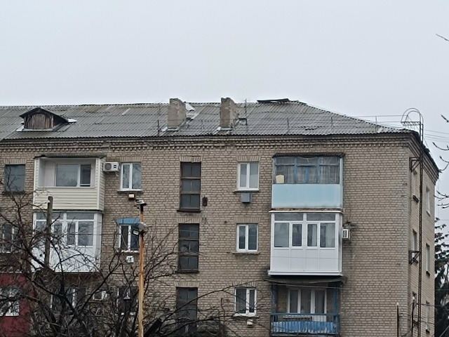 Улица Энгельса 11 дом, оторваны коньки на крыше. Уважаем...