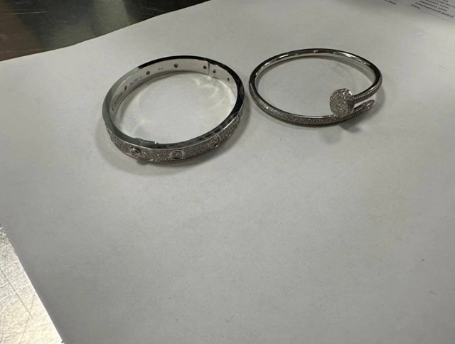 Мужчина пытался ради девушки провезти в багаже 2 брасл?...