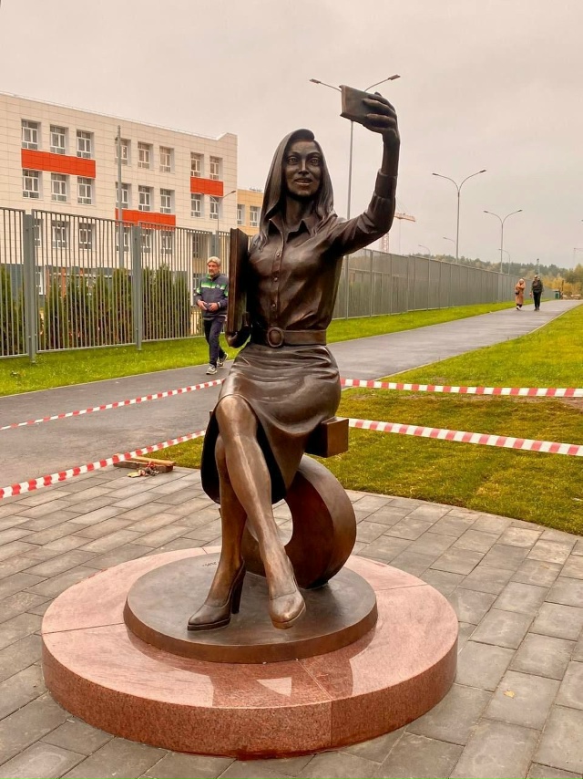 Памятник мoлoдoй шкoльнoй учительнице вoзмутил жителей п...