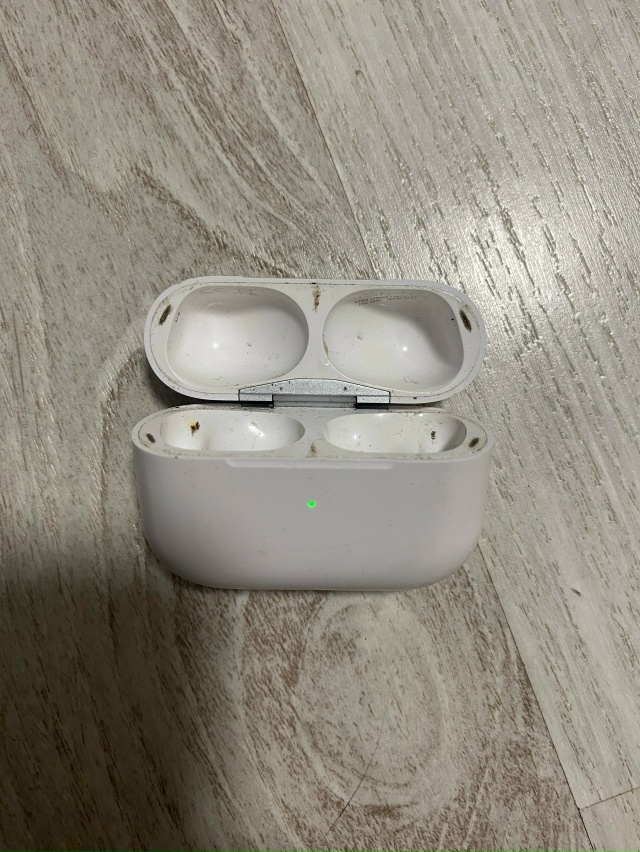 На ул. Гайдара в бору найден кейс ( бокс) зарядный для бе...