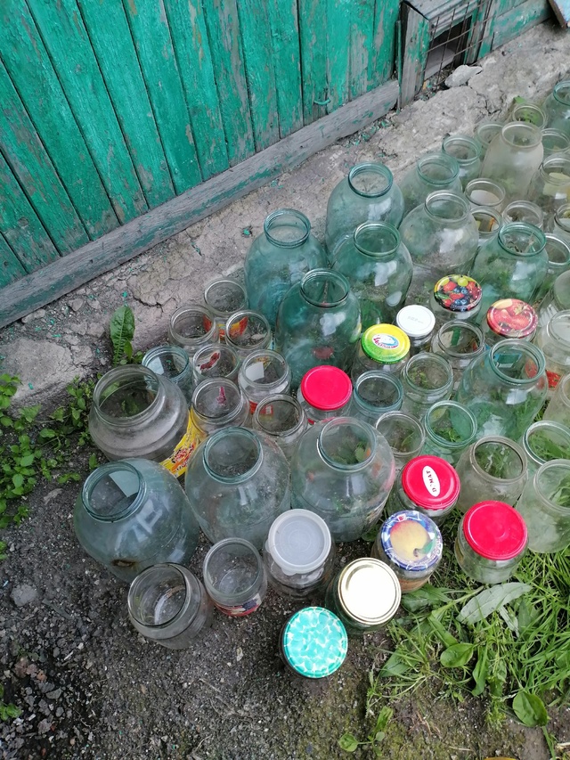 Отдам банки , 3 л , 1л, 750; 500. Банки пыльные , целые забират?...