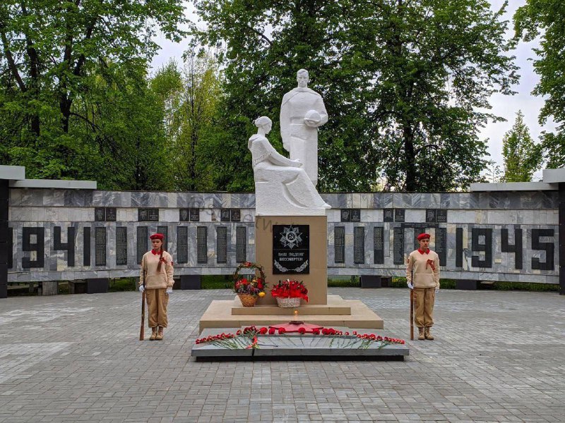 Более 10 школьников упали в обморок на патриотической акции в Ульяновской области.
12 подростков п