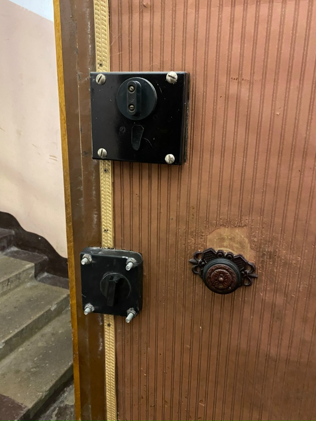 отдам металлическую дверь, самовывоз механический СРО...