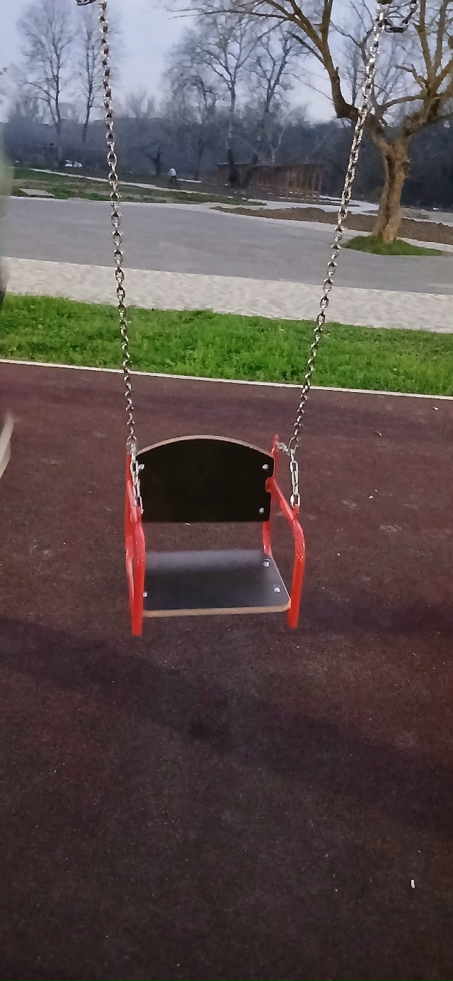 Первые 2 фото качеля не удобная и кататься не возможно ?...