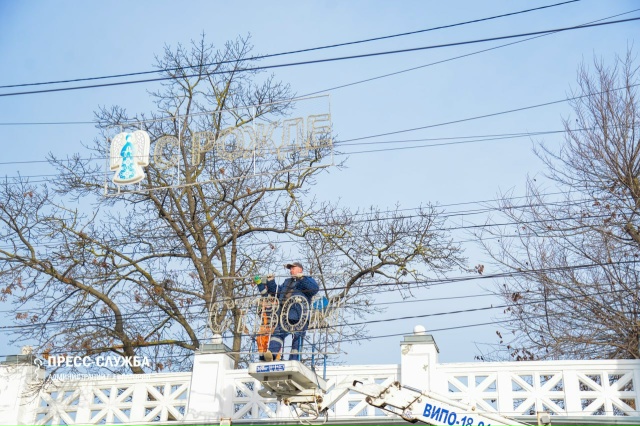 🎄 В Евпатории приступили к украшению улиц к зимним пр?...