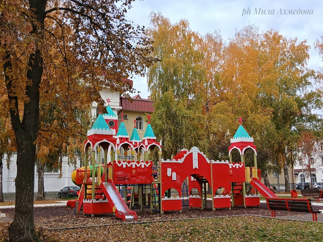 Детская площадка в октябре:
Горки ждут детей, тишина....