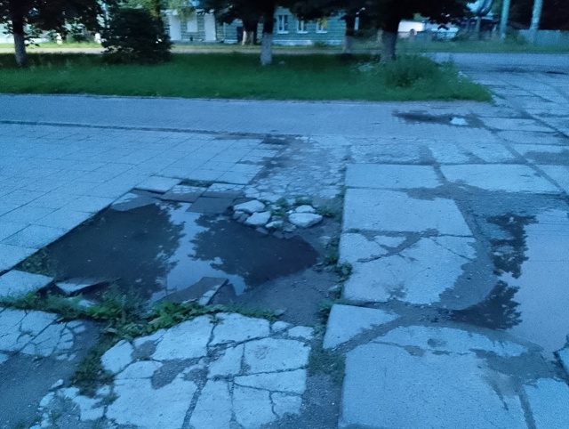 Плитку возле библиотеки перекладывают каждый год, а во...