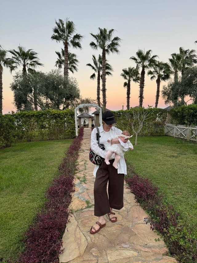 Ида Галич взяла своих малышей — пятилетнего Леона и дв...