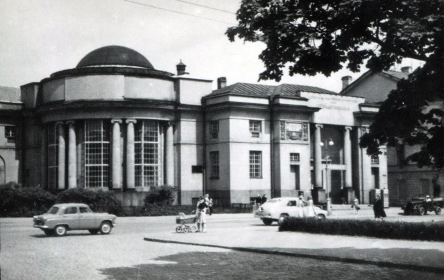 Старый Кронштадт ?
Центральная городская библиотека...