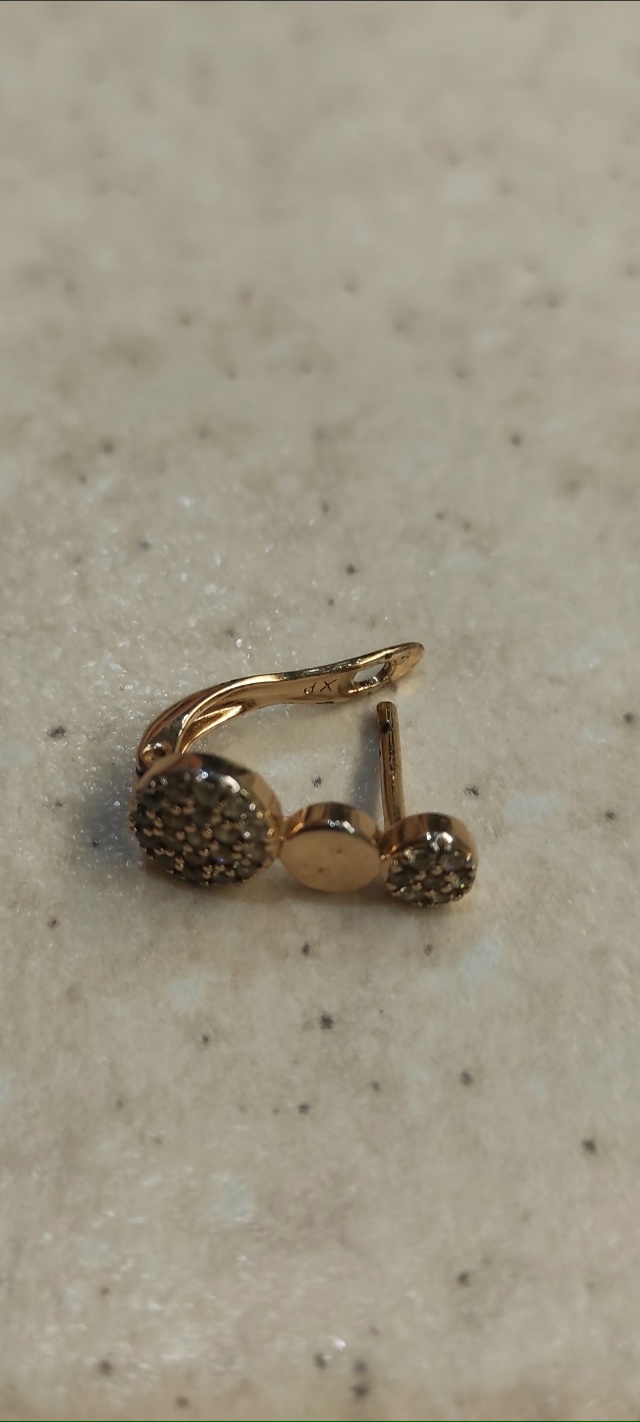 Найдена серьга у Светланы. Отдам при предъявлении втор...