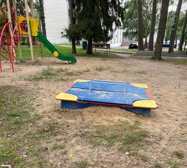 Шикарная песочница во дворе на Победе между 2б и 2г. На н...