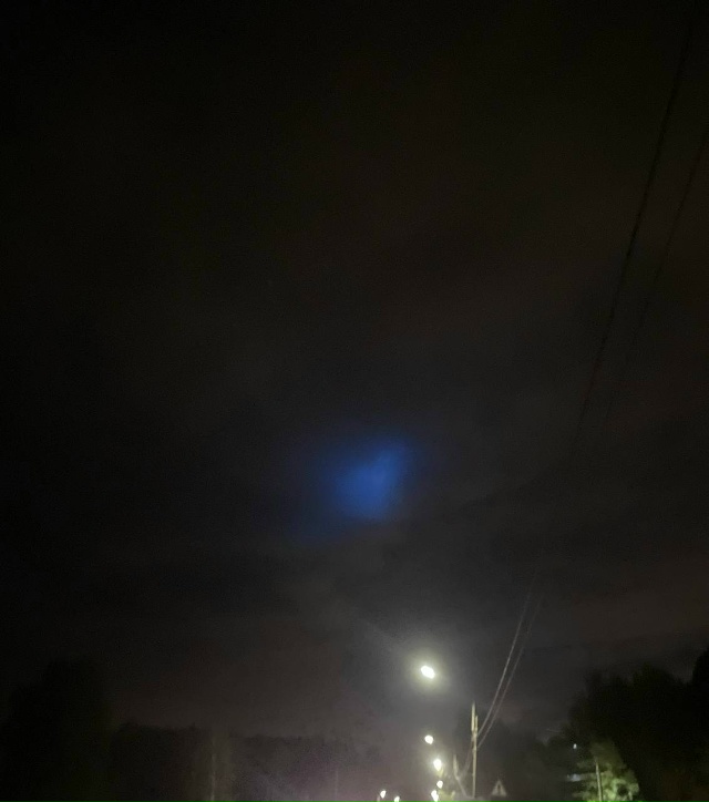 Кто знает что за синее свечение в небе? Второй день уже
